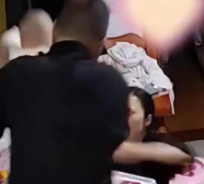 网曝公公屡次殴打哺乳期儿媳，网友纷纷谴责公