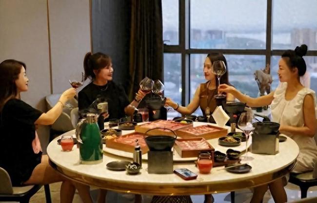 女子过量饮酒醉亡3位闺蜜均担责 此案引发了公众对友谊和责任的思考