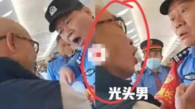 气焰嚣张！光头男跨车厢搭讪两陌生女孩，乘警劝离反遭他恶言威胁