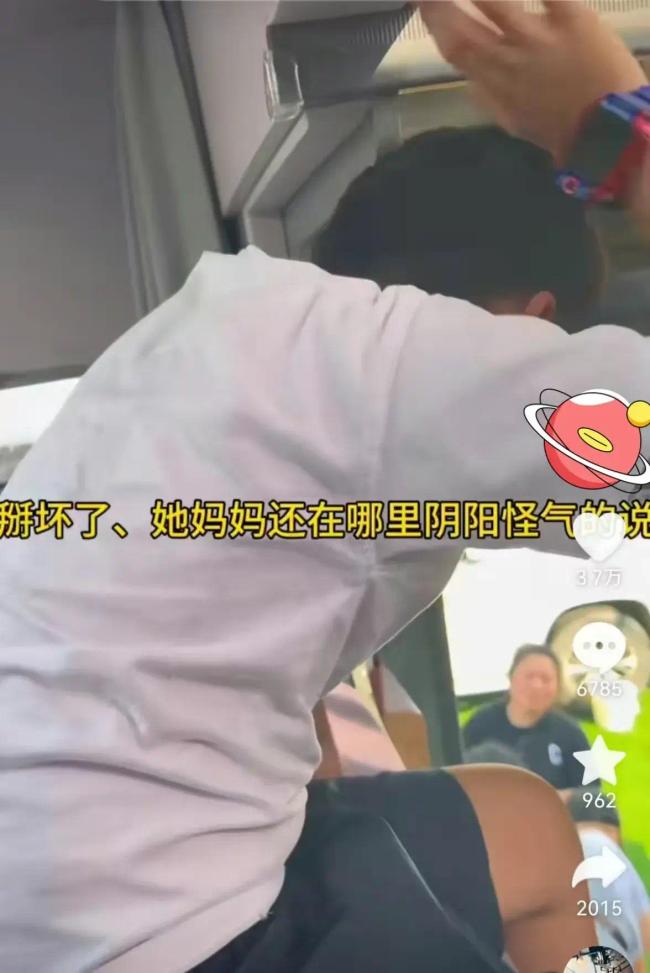 小孩私闯男子房车内捣乱，男子提醒却遭小孩母亲嘲讽