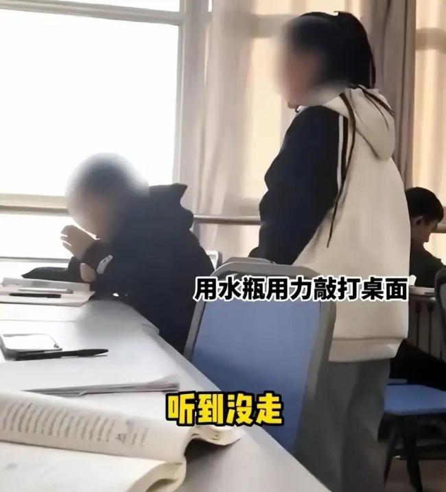 霸道！女生占16个座并殴打同学 校方回应：图书馆不允许占座 对其以劝导为主