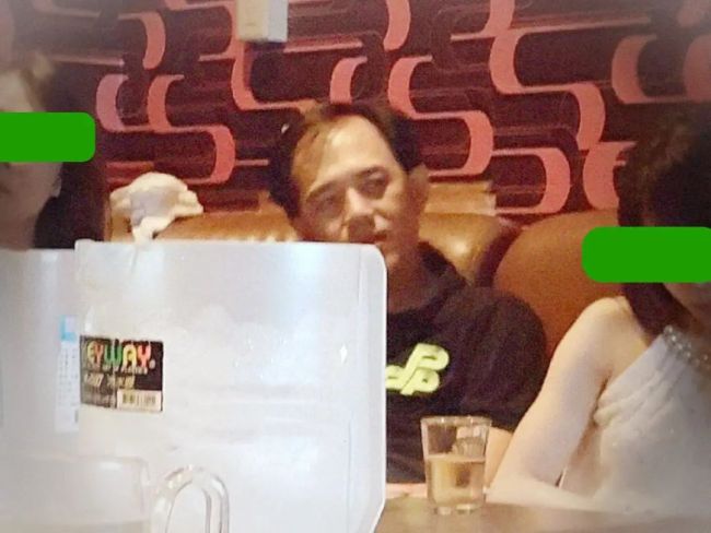 民进党高官被曝聚众淫乱，“辅选大将”流连酒家，激吻女陪侍