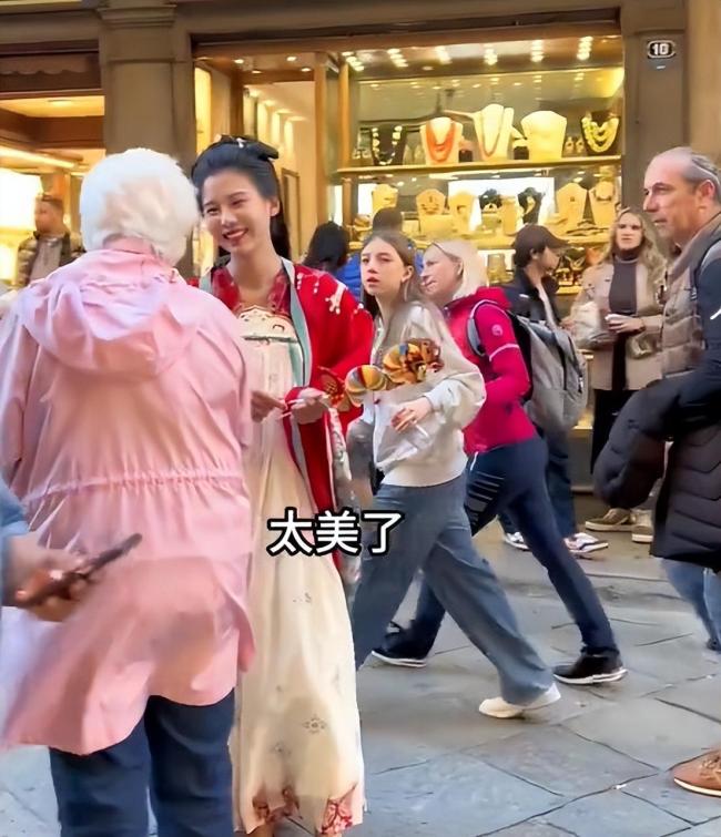 女子意大利穿唐装遭讽刺：“穿这种衣服真难为情！”