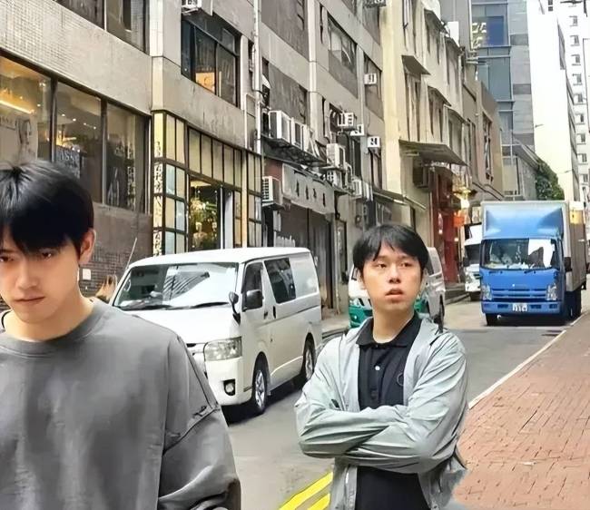 陈凯歌一家四口香港旅行55岁陈红素颜状态好陈飞宇哥哥罕露面