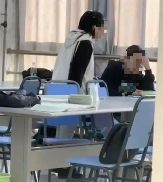 女生图书馆占座并驱赶同学后续 校方回应：已介入调查