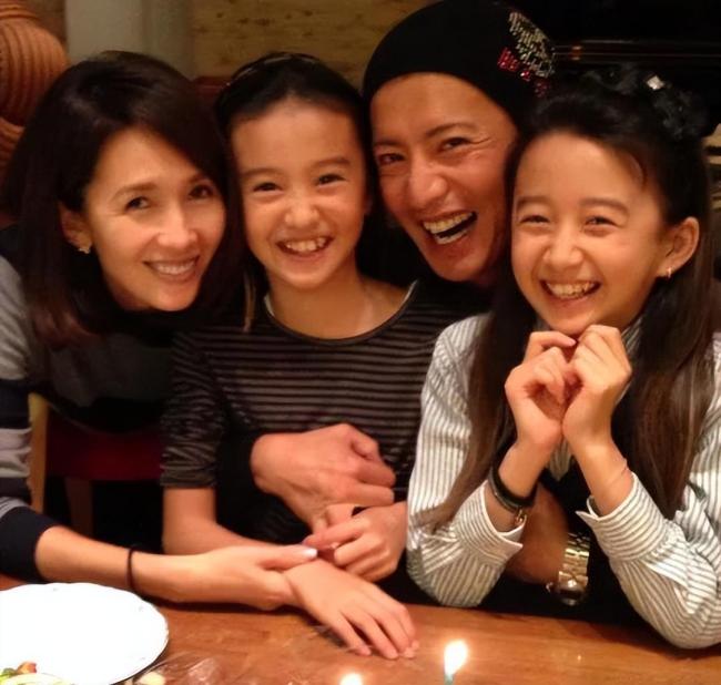 木村拓哉与工藤静香合影 十指紧扣超恩爱,力破婚变传闻