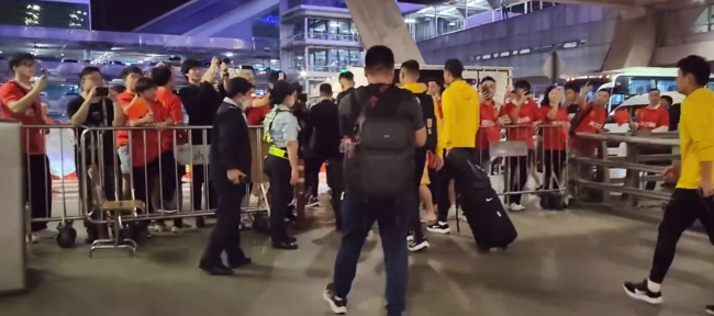 反差强烈！国足出征前几乎无人送行 抵泰后获大量球迷接机
