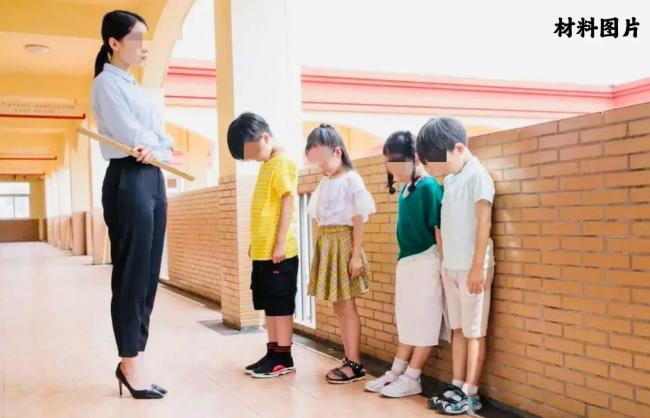 4岁男孩被罚站107分钟家长甚至睡厕所门口