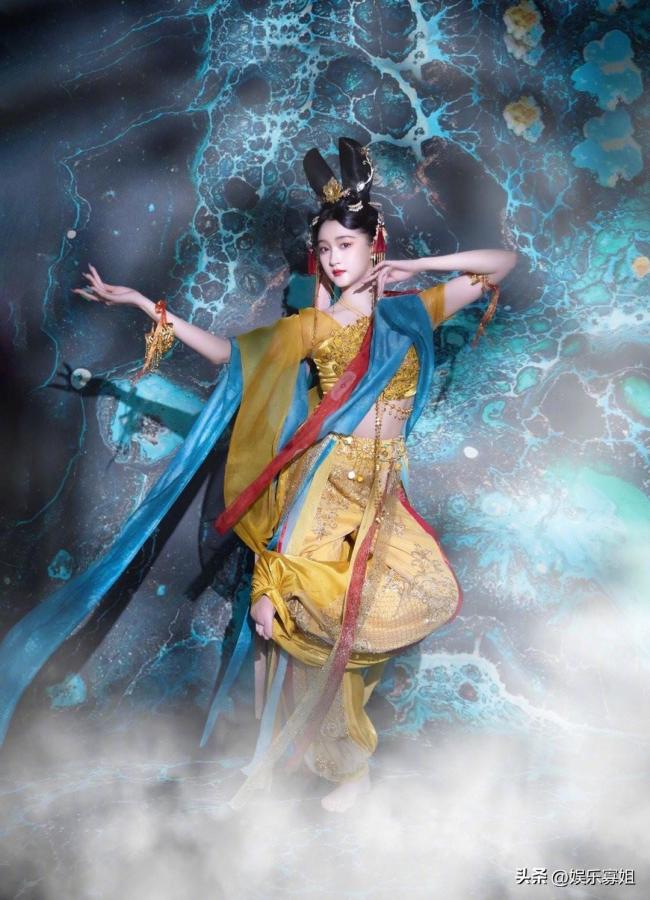 关晓彤《王牌对王牌》cos敦煌飞天 身披彩绸翩跹起舞