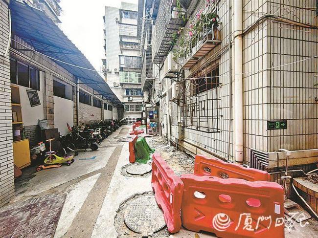厦门一小区半年内路面被挖2次 居民不堪其扰