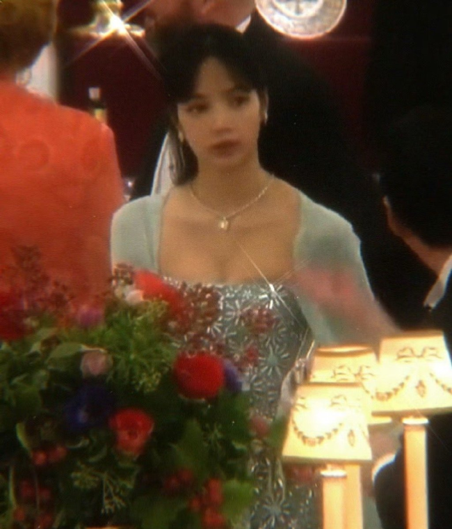 blackpink全员受邀出席白金汉宫宴会 lisa晚宴造型引