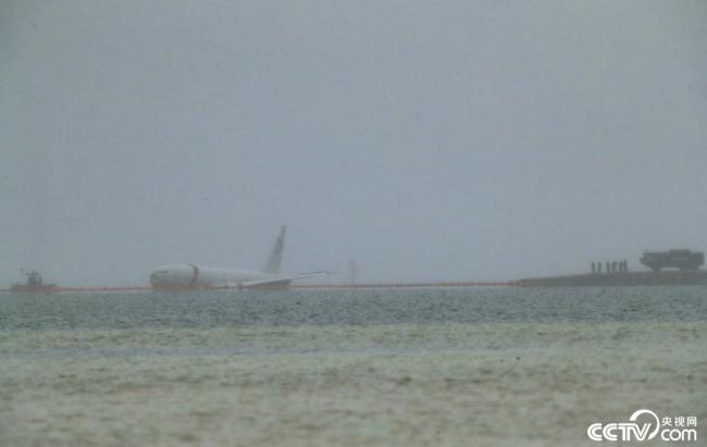 美國海軍一飛機衝出跑道 墜入夏威夷海灣