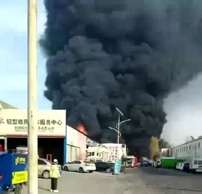 郑州中牟县一润滑油公司储罐着火 多部门介入