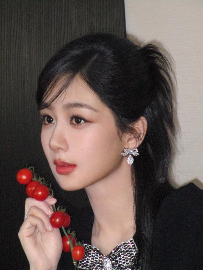 杨紫黑长直造型斜刘海黑框眼镜配蝴蝶结镂空短裙