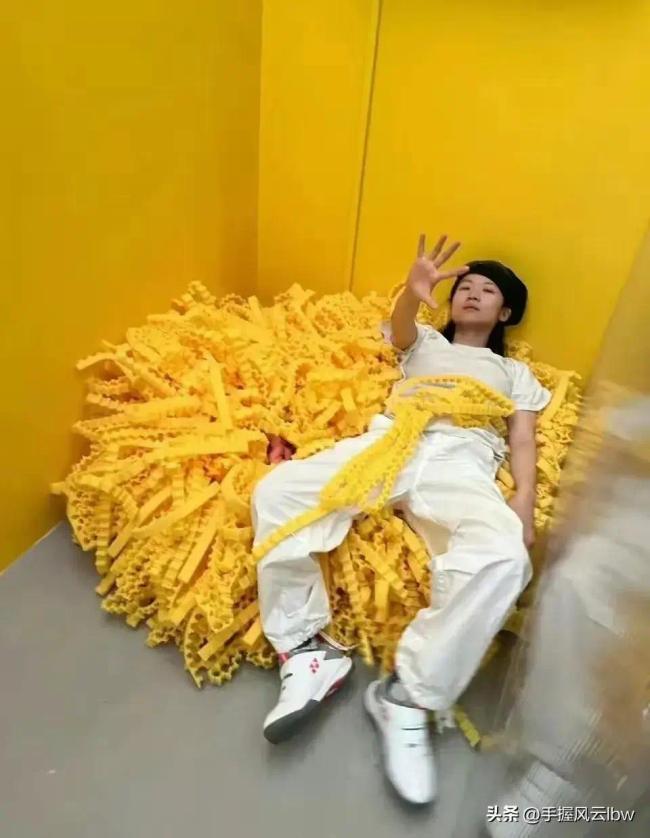 女孩网上出售自己的头发，已售4万多根，价格为1毛钱1根