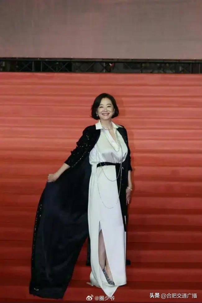 林青霞获金马终身成就奖，曾拍了近百部电影，近年还转向写作找寻自我