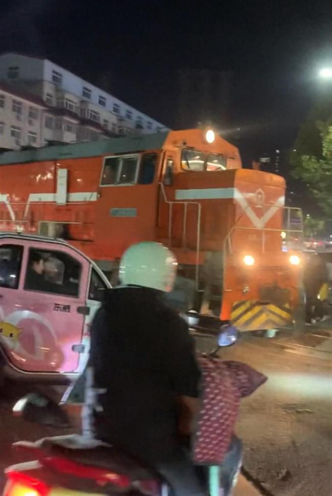 河南平顶山警方回应汽车逼停火车:已依法依规进行处理