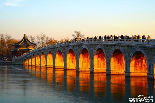 北京：颐和园十七孔桥现“金光穿洞”