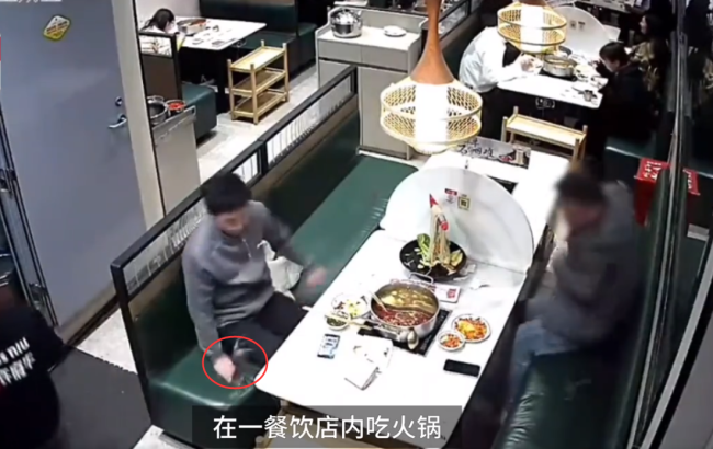 男子吃火锅被“天降”老鼠抓破头，义乌市场监管部门介入调查