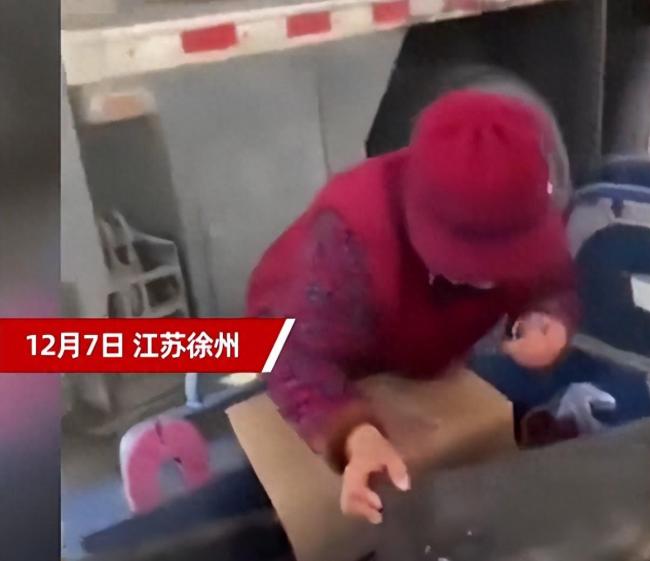 大妈骑电动车偷走吊车垫脚木，车主狂追2公里找回：丢了一天白干