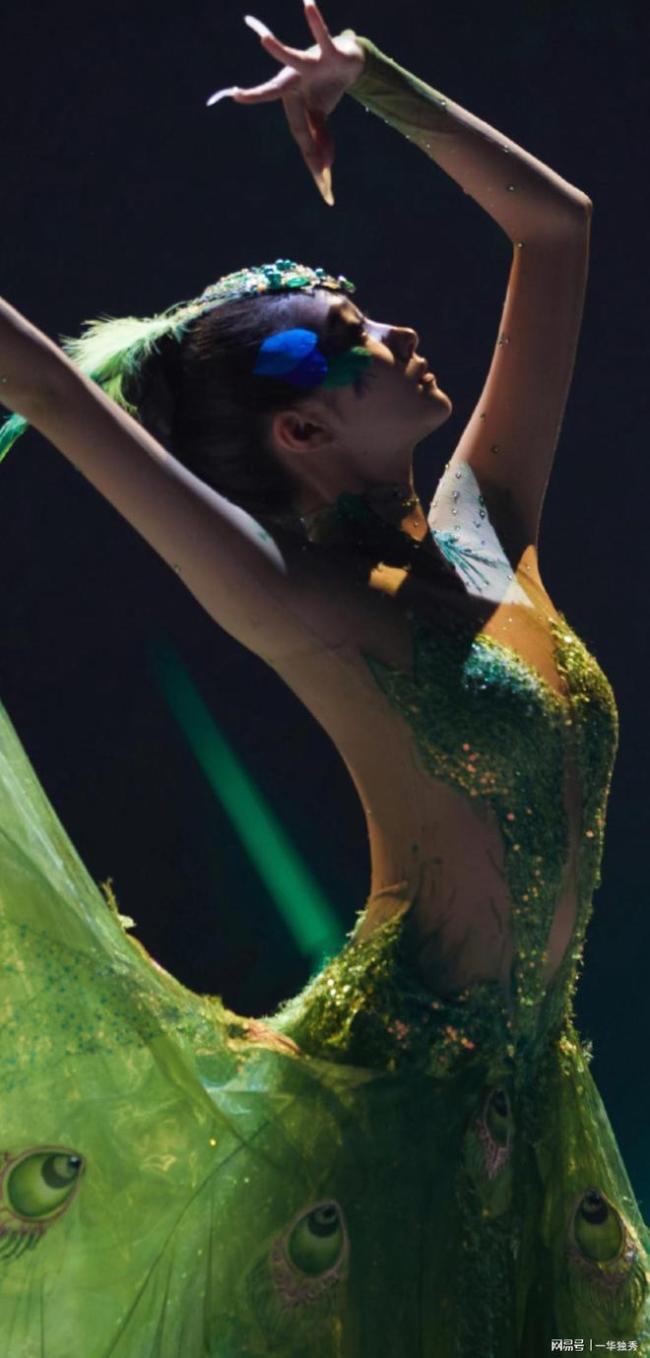 杨丽萍点赞关晓彤孔雀舞 《王牌》上再次回应演出争议