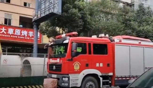 四川自贡一路段地面塌陷1人遇难 消防员到达现场后 立即展开警戒