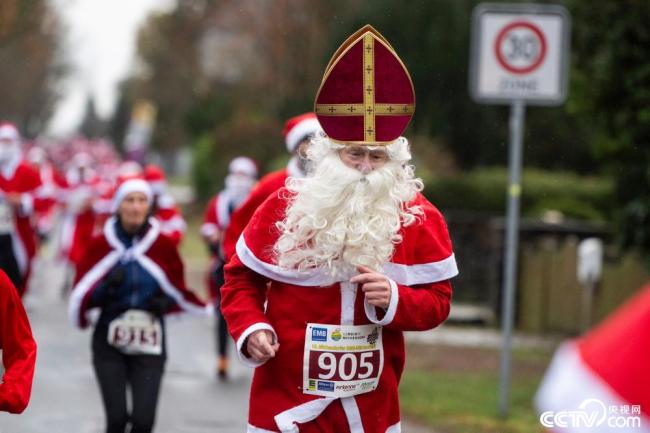 德国举行圣诞老人“欢乐”跑