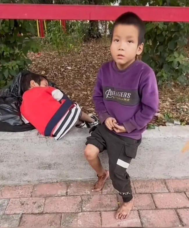 网友偶遇两男孩流浪街头母亡父失联！