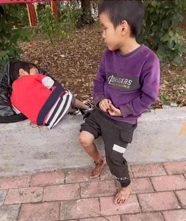 网友偶遇两男孩流浪街头母亡父失联！