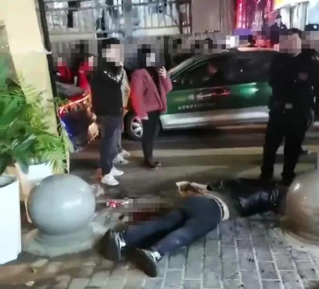 重庆一夜市多人打架爆发激烈冲突 警方已介入！伤者被送医治疗