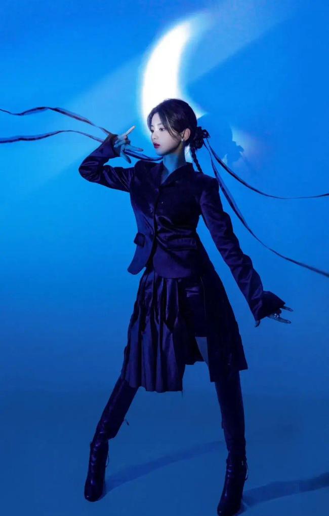 杨超越cos美少女战士水冰月上热搜!不愧是漫画脸,可盐可甜!