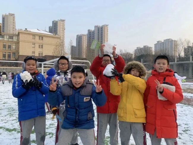 上课时突降大雪 老师带孩子们酣畅淋漓的玩雪