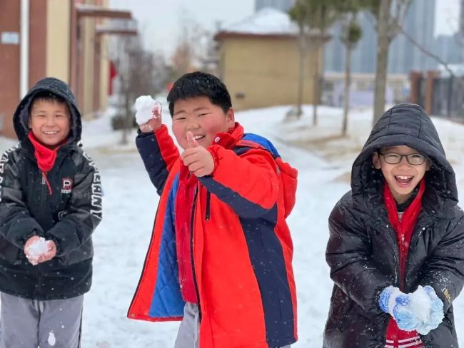 上课时突降大雪 老师带孩子们酣畅淋漓的玩雪