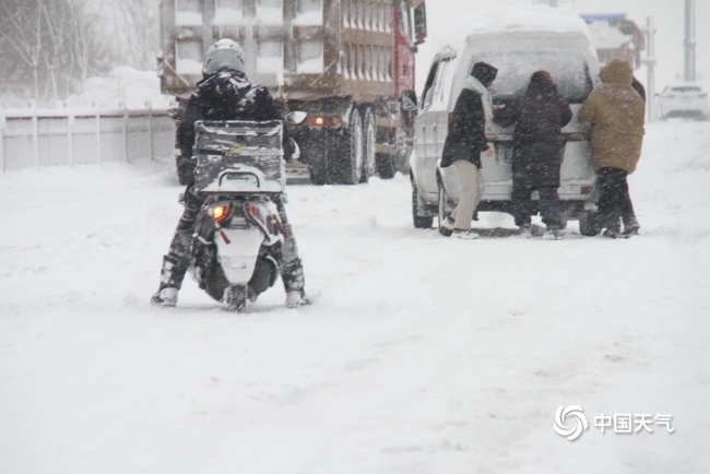 山东威海风雪交加 道路积雪结冰市民艰难出行