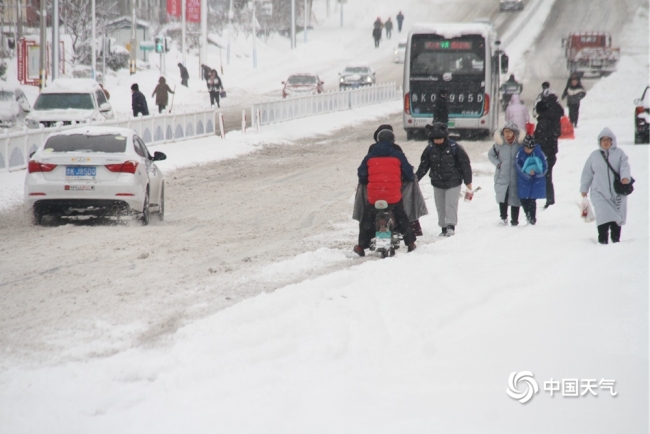 山东威海风雪交加 道路积雪结冰市民艰难出行