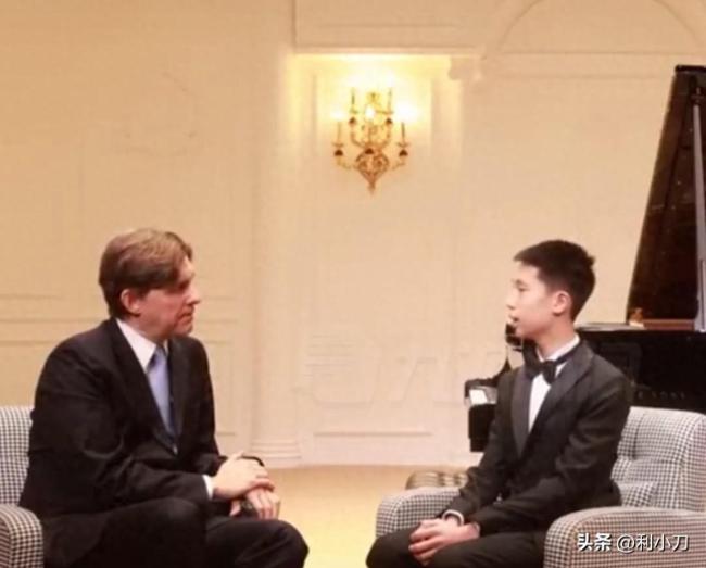 林永健晒13岁儿子接受全英文采访全程从容应对 看到长相后更令网友惊叹