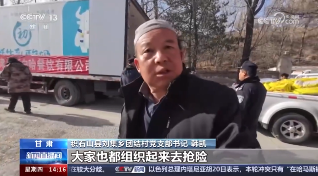 村支书喊回30多个年轻人徒手刨出12人 如今又投入到群众安置和物资发放工作中