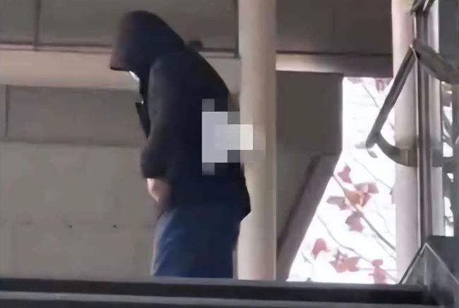 女子地铁站遇暴露狂男子裸露下体， 旁边女生的反应亮了拍摄留证并报警