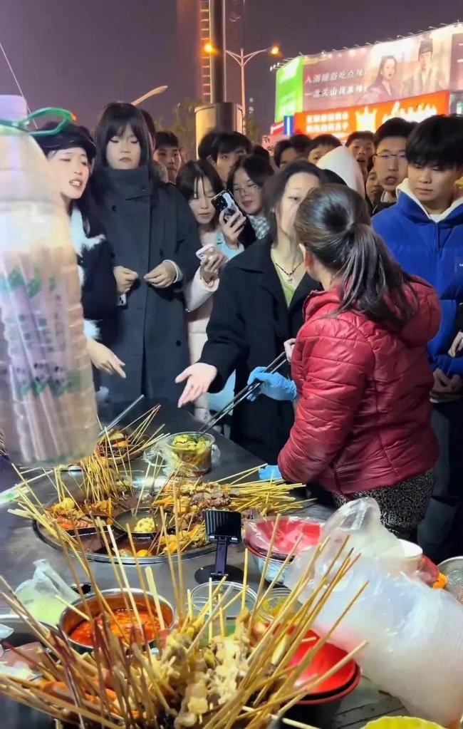 长沙跨年夜惊现106元麻辣烫，女生现场对账，摊主无奈退款