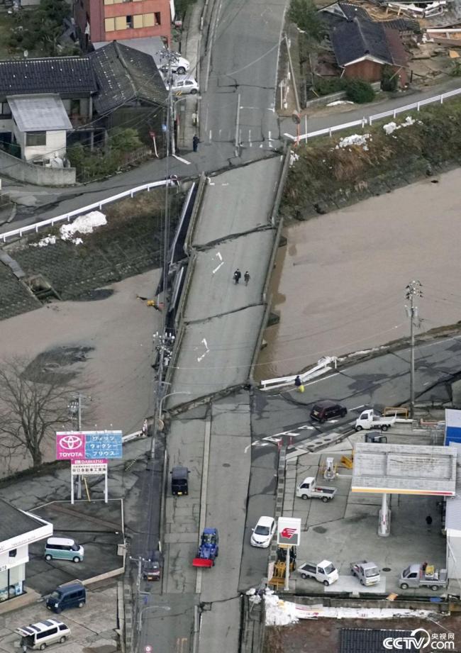 地震造成日本能登半岛道路损毁