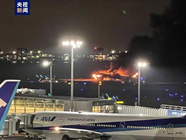 日本两飞机相撞机体起火致5死 中国旅客发声
