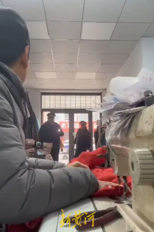执法人员不让商户摆广告牌被骂牲口 当事人：骂人确实不对，一直没有生意