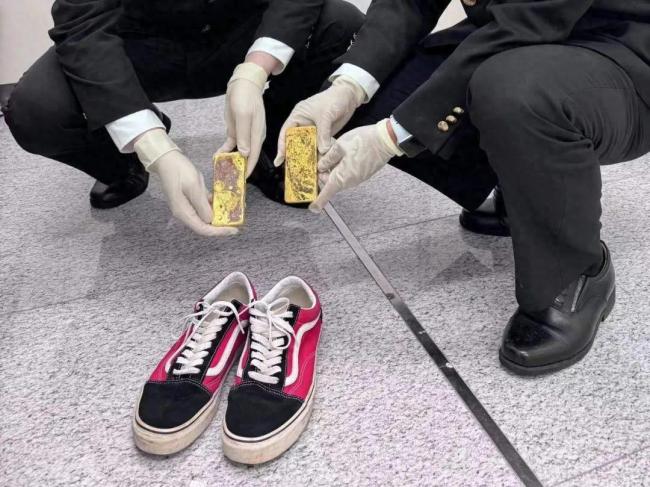 走私！海关在旅客鞋内查获黄金2块 案值约85.5万元
