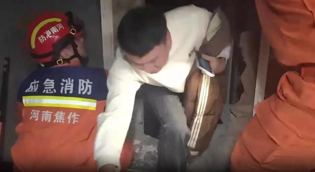 迎亲出意外！新郎团被困电梯消防砸墙营救
