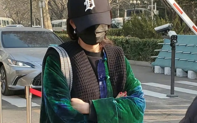 杨幂参加龙年春晚彩排