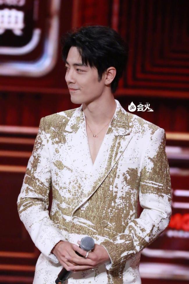肖战白金泼墨深V西装造型亮相中国电视剧年度盛典，状态在线