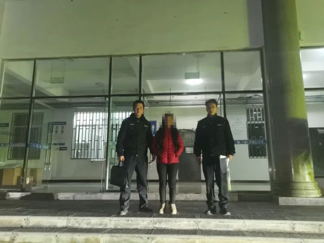 女子盗走老人现金后怕被抓又送回原处 主动承认犯罪事实
