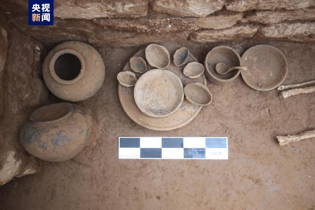 济南发掘301座战国至清代古墓 出土文物850余件