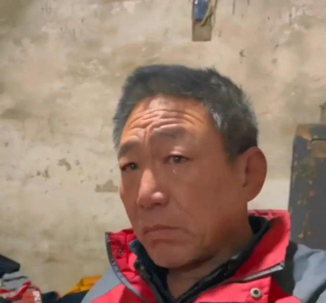 父母去世嫂子离家出走 终身未娶男子照顾离世哥哥4个孩子