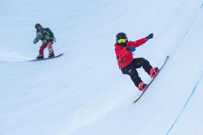 　在黑龙江亚布力体育训练基地，一位滑雪运动员在进行训练。